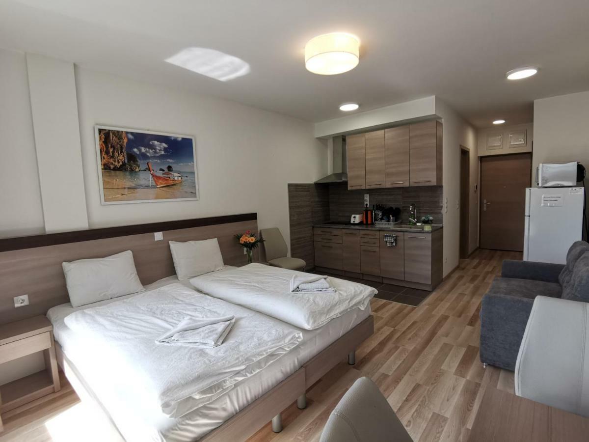 Corvin Holiday Apartments Hotel บูดาเปสต์ ภายนอก รูปภาพ